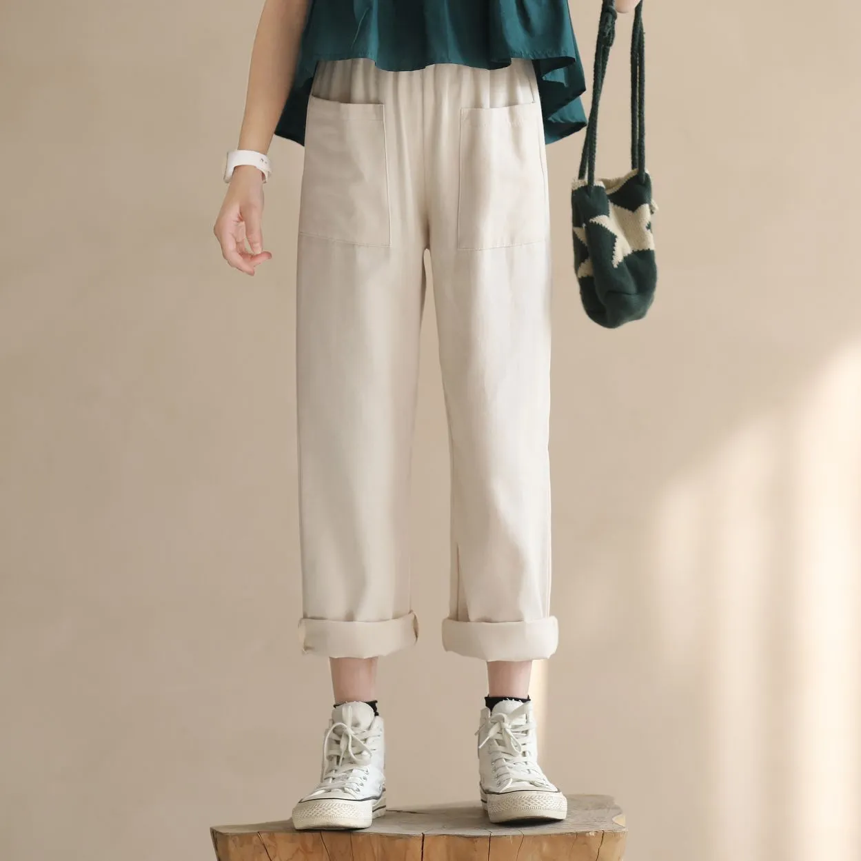 米白九分裤/ 荷叶边拼接上衣 Cropped Pants / Tiered Ruffle Blouse