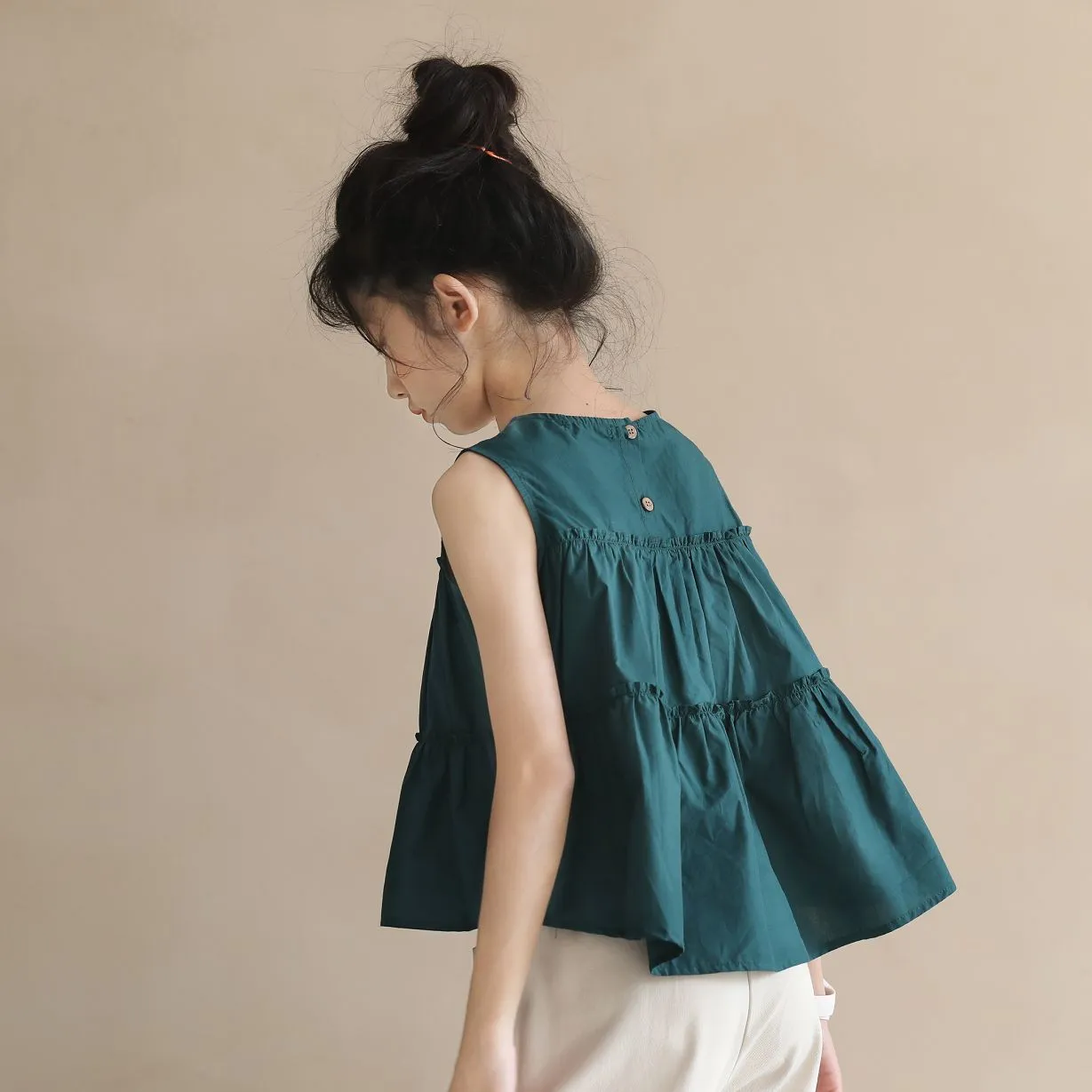 米白九分裤/ 荷叶边拼接上衣 Cropped Pants / Tiered Ruffle Blouse