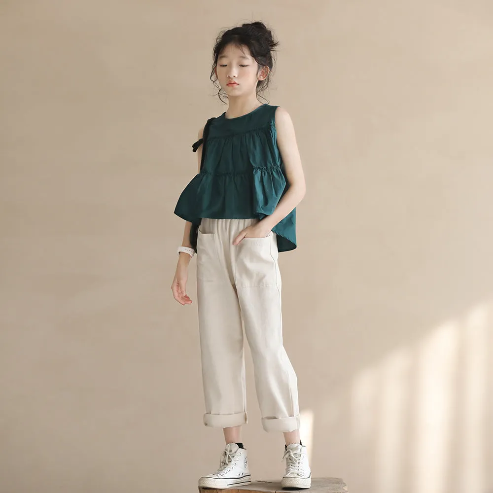 米白九分裤/ 荷叶边拼接上衣 Cropped Pants / Tiered Ruffle Blouse