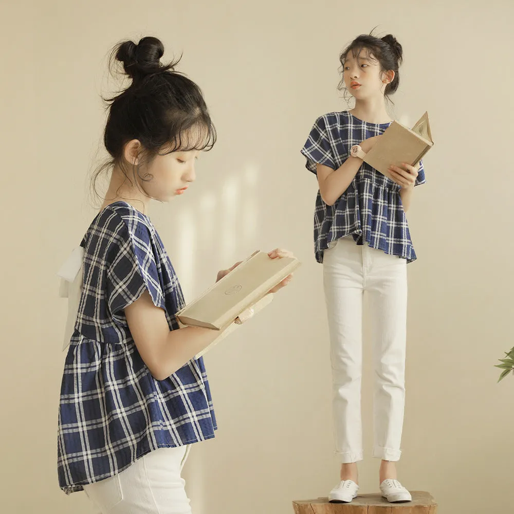 格子娃娃衫/ 白色牛仔裤 Navy Gingham Blouse/ Slim-Fit Jeans