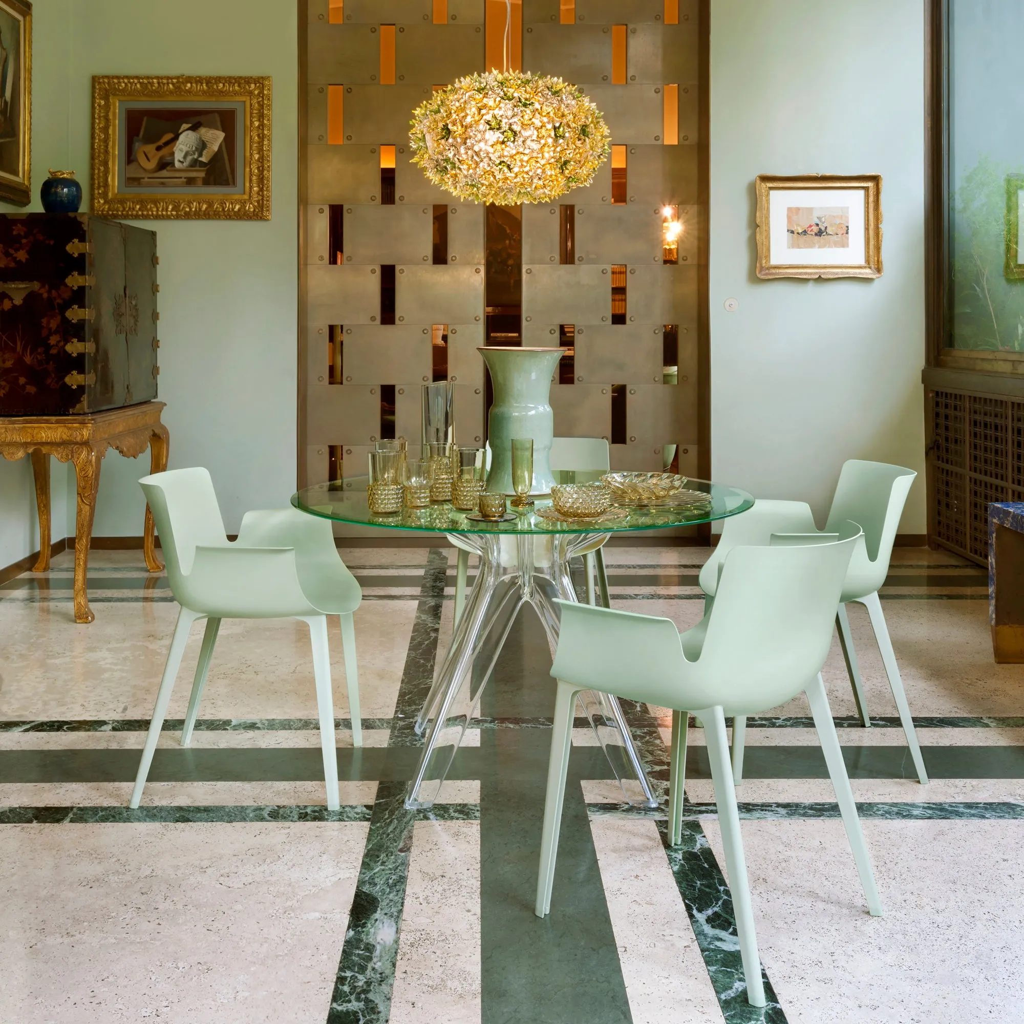 Sir Gio Round Table